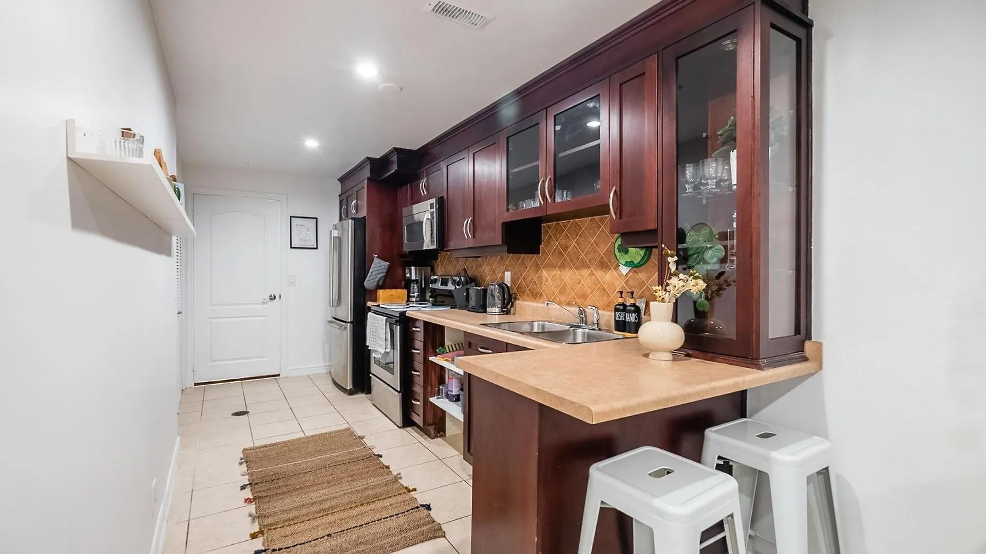 Apartment Cozy Basement Apt With Private Patio! Toronto Canada