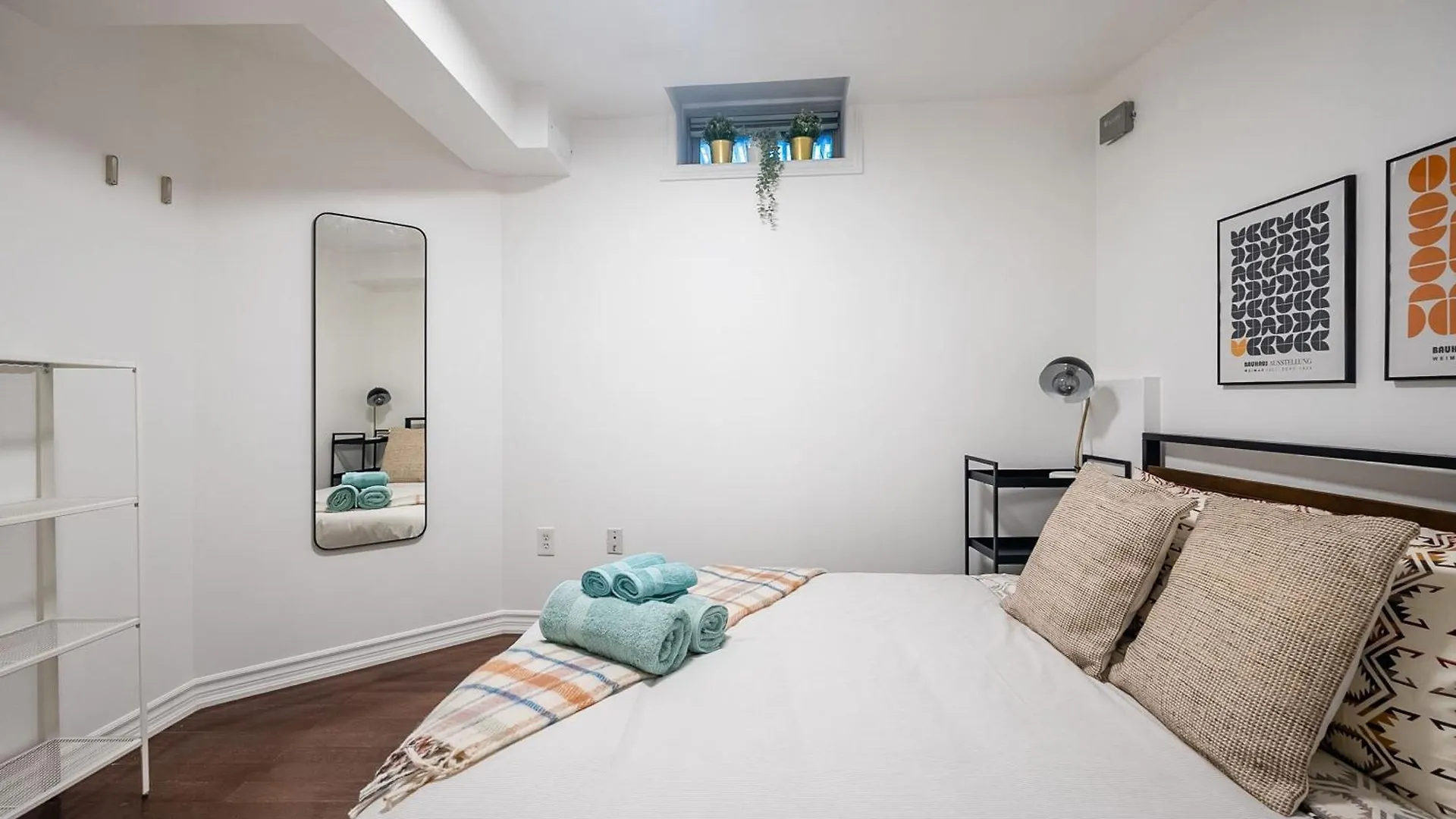 Cozy Basement Apt With Private Patio! Toronto Canada