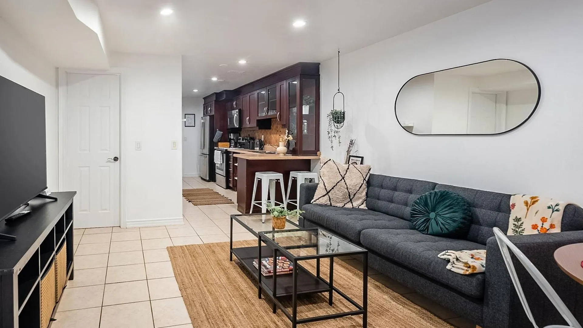 Apartment Cozy Basement Apt With Private Patio! Toronto Canada