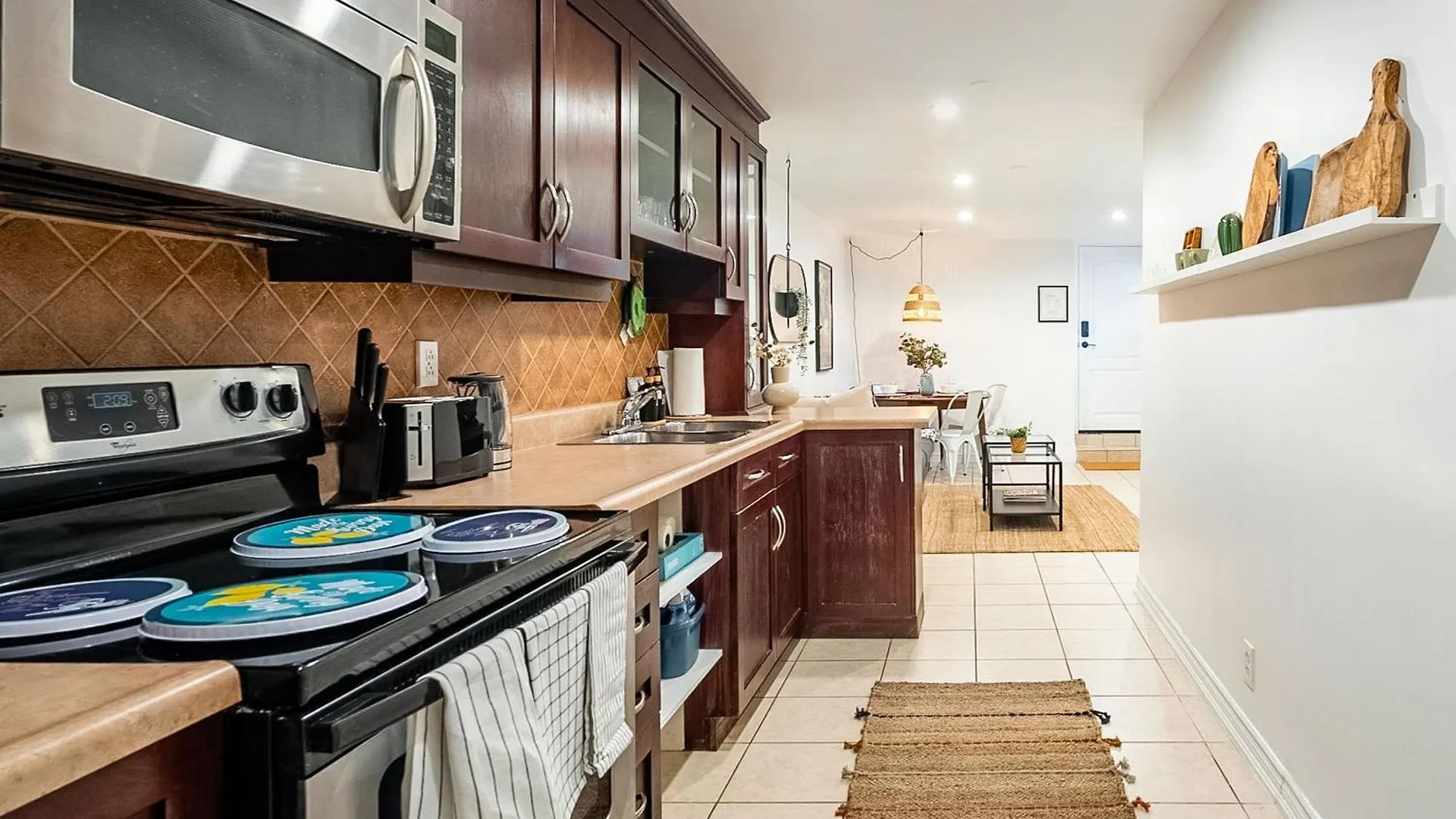 Cozy Basement Apt With Private Patio! Toronto